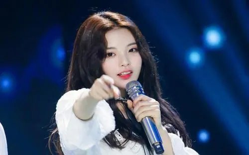 杨超越被曝随地吐痰，她为何那么没公德心？