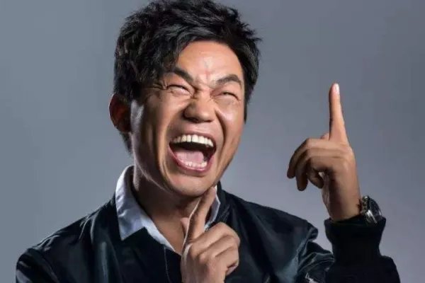 王宝强现身诊所,气质女友全程陪同,是好事将近了吗?