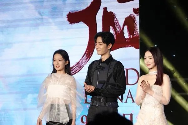 肖战吃火锅竟然偶遇粉丝,身边还有李沁陪同,两个人就只是好朋友吗?