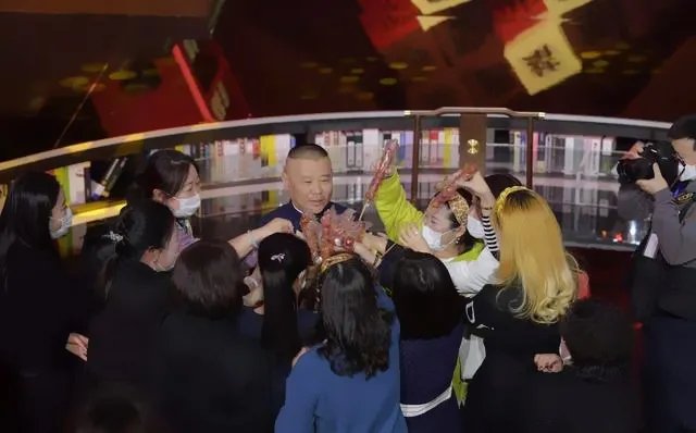 郭德纲给女粉丝送冰糖葫芦花,你喜欢这样的礼物吗?