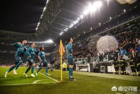 面对尤文球迷的欢呼和赞许，C罗用双手合十回应，你怎么看？