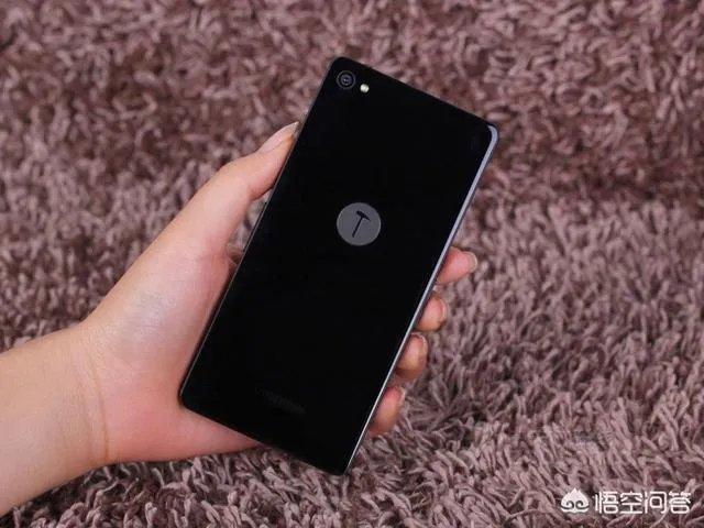 锤子科技已经面临崩盘的局面，罗永浩该如何解决负债累累的锤子？