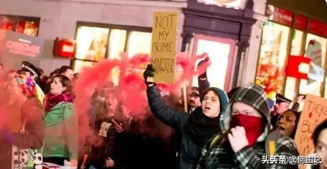 为什么约翰逊刚刚成功当选英国首相，英国人却强烈要求他下台？