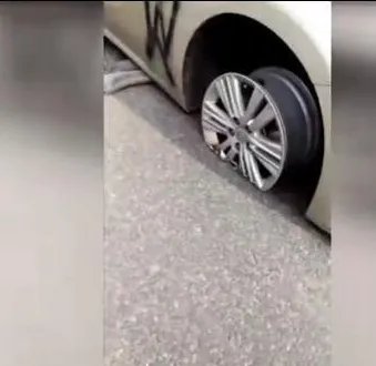 把轿车喷字拖上街的人触犯法律了吗？