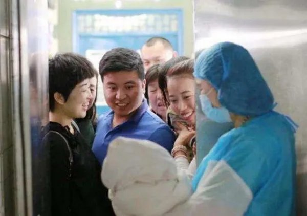 甘肃一女子生产当日孩子被丈夫抱走，究竟是怎么回事？