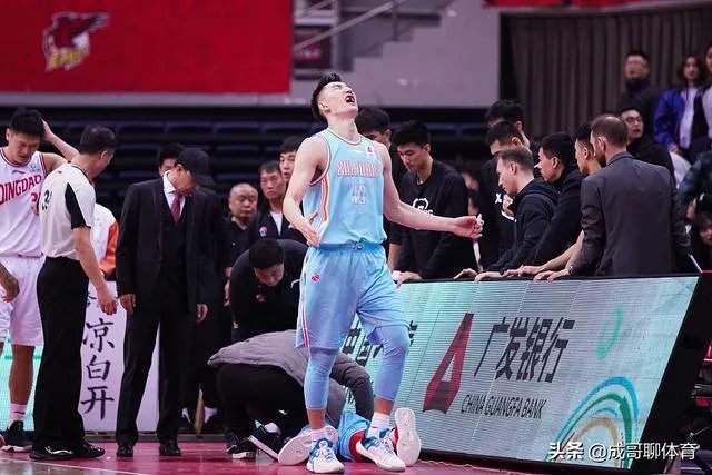 新疆vs青岛，周琦在防守时重摔倒地，躺在担架上紧急被救护车送往医院，他的伤势如何？