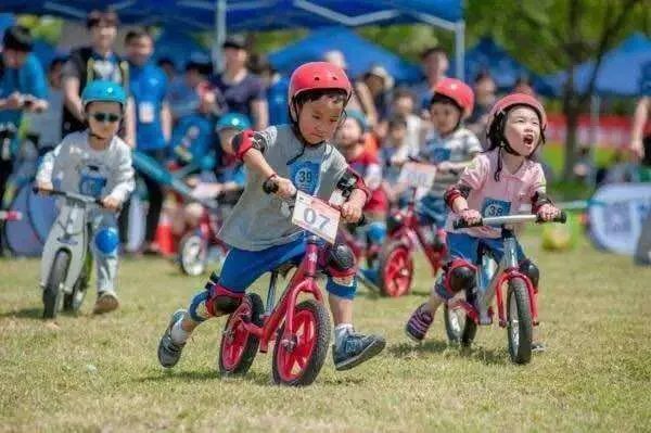 小朋友滑步比赛摔倒后立马爬起来具体是什么情况？