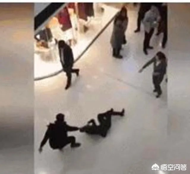 如何看待孕妇被导购员扇耳光，丈夫殴打导购员这件事？