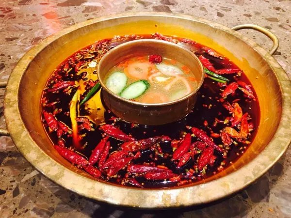 小龙坎火锅用扫帚捣制冰机,这样做有多不卫生?