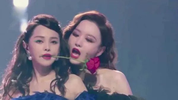 张萌四公舞台遗憾遭淘汰,黄圣依不舍痛哭,其他姐妹有何反应?