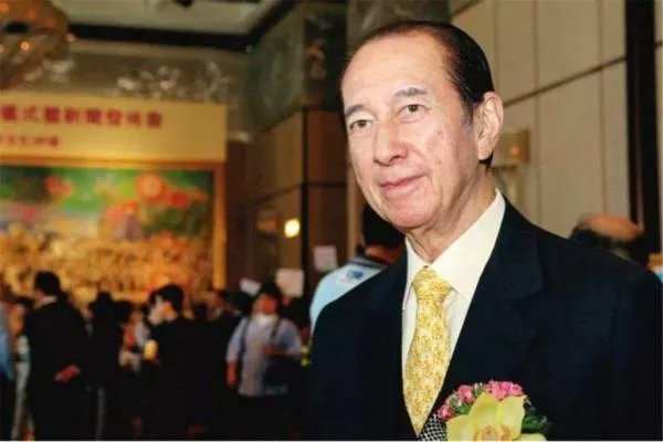 赌王何鸿燊一生荣华享尽，为什么大太太黎婉华却一生坎坷？