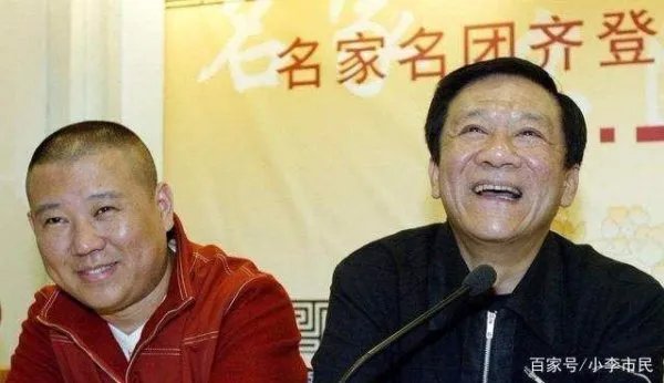 郭德纲写悲情诗句悼念侯耀文，发师父照片，撞脸哪位徒弟？