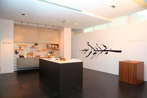 如何去掉白墙上的双面胶又不损坏墙壁？