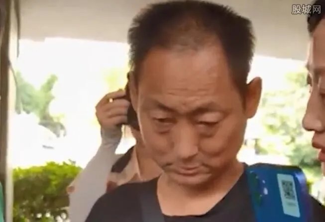 男子外出打工失联21年后被接回家 流浪住桥洞到底经历了什么