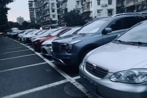 4小孩划花小区40多台车,孩子家长有责任吗?