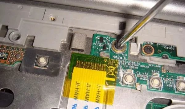 请问戴尔1420笔记本怎么拆开？