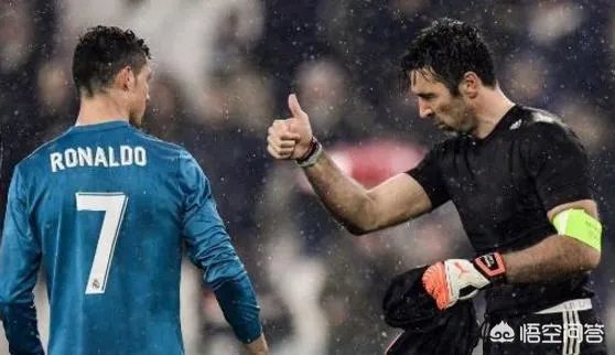 面对尤文球迷的欢呼和赞许，C罗用双手合十回应，你怎么看？