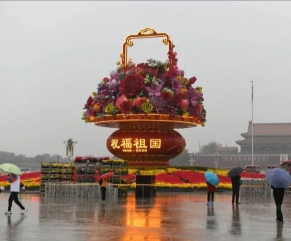 如何评价天安门广场祝福祖国花篮亮灯这一美景？