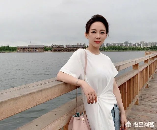台球女神潘晓婷和车侑蓝,颜值都很高,两位女神谁更漂亮?