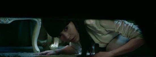 女子床下有手机震动，一看发现躲了个陌生男！后来怎样了？