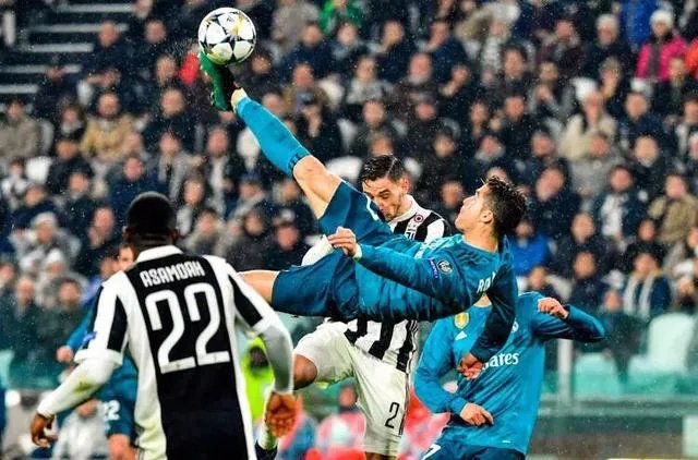 面对尤文球迷的欢呼和赞许，C罗用双手合十回应，你怎么看？