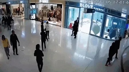 如何看待孕妇被导购员扇耳光，丈夫殴打导购员这件事？