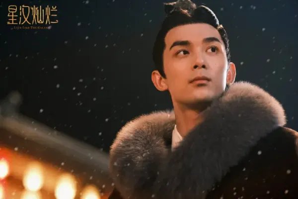 赵露思晒照与吴磊曾黎同框，眨眼放电尽显可爱一面，她在圈内有哪些好友？