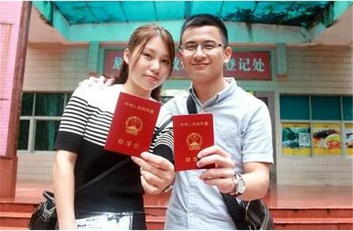 2018新婚姻法规定领取结婚证年龄  领取结婚证需要注意什么