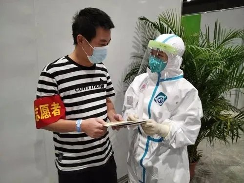 医护“大白”当“主播”！广州方舱医院里开起了科普直播课