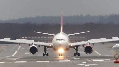 印度波音737降落时突发了故障,致17人重伤,事故原因可能是什么?