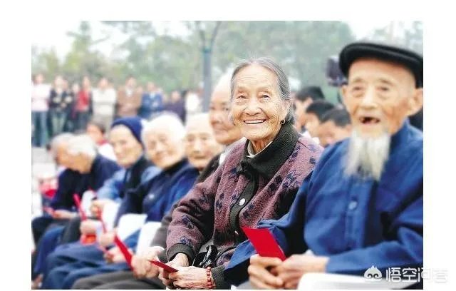 如何看待四川自贡一大爷,高速上“飙”共享单车欲返乡,结果骑反了,怎么看?