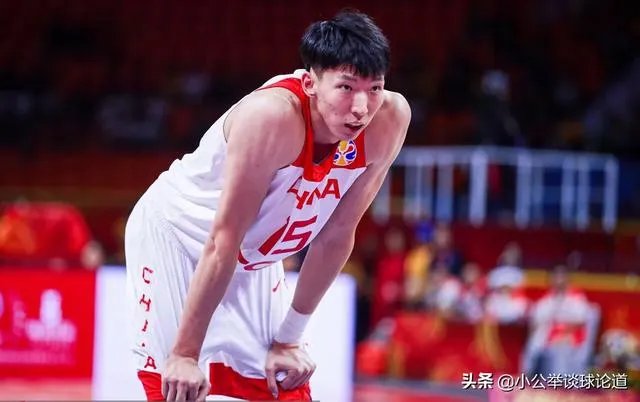 世界杯后周琦首次现身,健身房训练上肢力量,杠铃却像芦柴棒遭网友嘲讽,你怎么看?