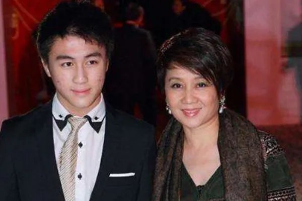 赌王刚死,何猷君的微博认证身份已改,这么急于修改个人身份说明了什么?