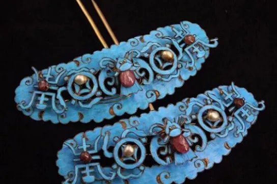 商家是如何回应用翠鸟羽毛制饰品的？