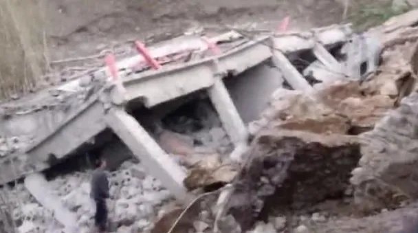 云南镇雄发生山体滑坡致2人死亡，是什么原因引起的？