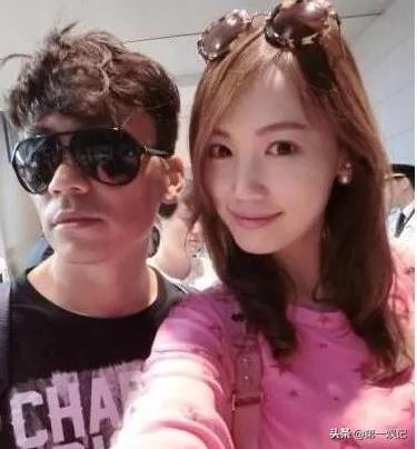 妈妈去世的时候这一个女孩也是出席了葬礼为王宝强的母亲披麻戴孝