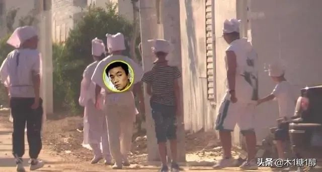 妈妈去世的时候这一个女孩也是出席了葬礼为王宝强的母亲披麻戴孝