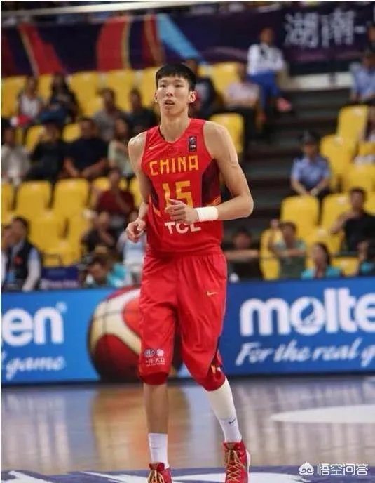 世界杯后周琦首次现身,健身房训练上肢力量,杠铃却像芦柴棒遭网友嘲讽,你怎么看?