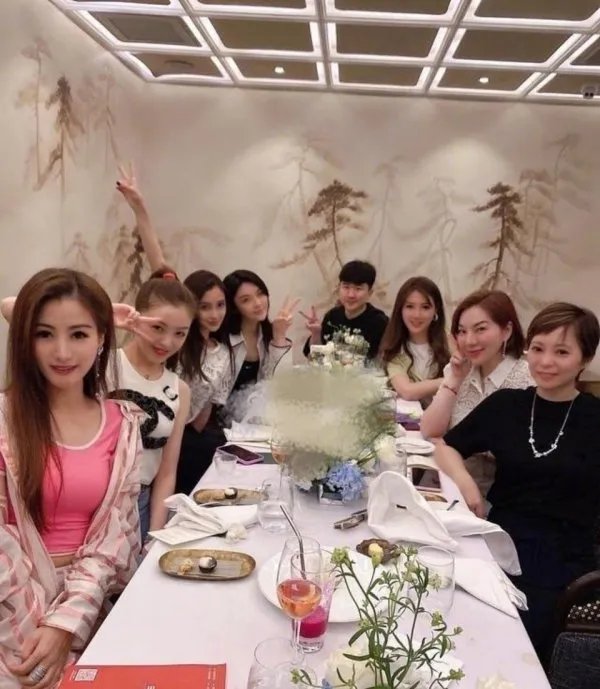 杨颖回应合照站位,合照的都是什么来头?