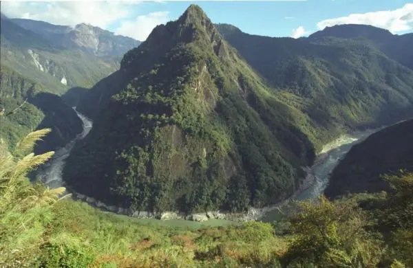 雅鲁藏布大峡谷形成九个垂直自然带的原因