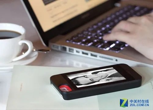 找回黑白年代 墨水屏手机YotaPhone2体验