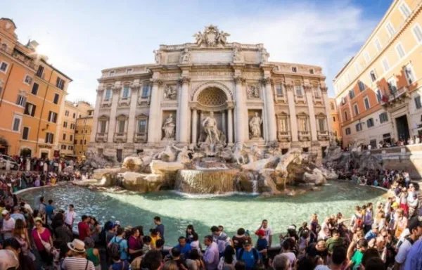 雷峰塔里游客丢出了钱山,游客为什么总喜欢在景区丢钱?