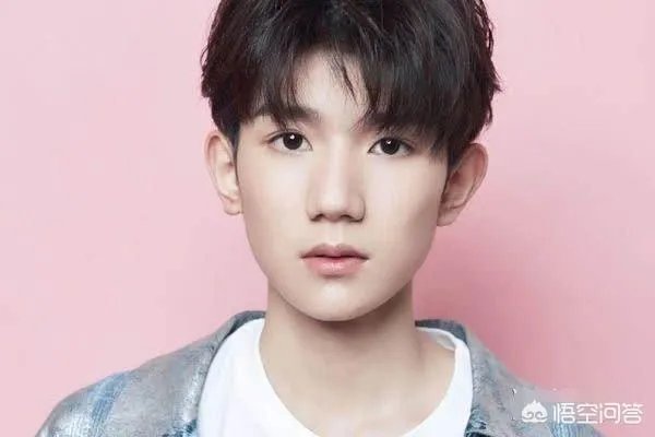 王源公共场合吸烟,注定会被其他两个小伙伴甩开吗?你们怎么看?