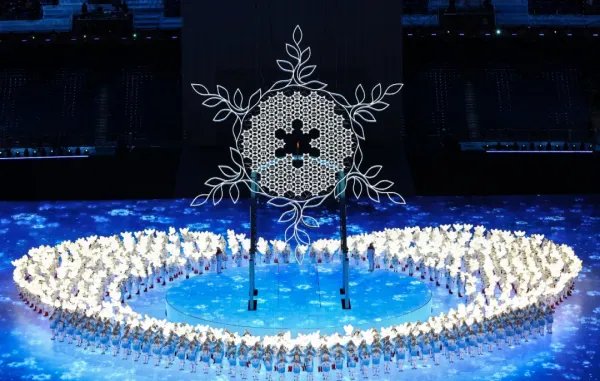 徐梦桃坐在高亭宇肩上举国旗入场，这是一幕什么样的场景？