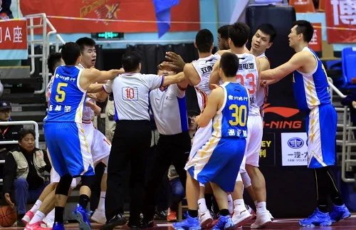 福建对阵八一的比赛里，为何会出现群殴事件？