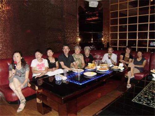 退休老人成ktv主力军  这些老人比80、90玩的更嗨！