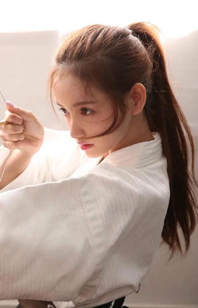 有没有绑马尾的美女照片做手机壁纸？