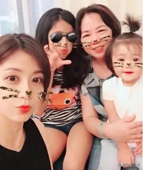 贾静雯生下第三个女儿为什么不炫娃？