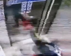 女子连环腿踹电梯是怎么回事女子为什要踹电梯