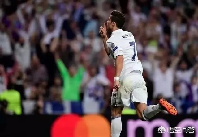 面对尤文球迷的欢呼和赞许，C罗用双手合十回应，你怎么看？